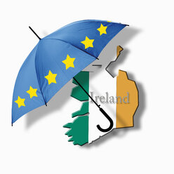 Europäische Flagge Regenschirm auf Irland Flagge vor weißem Hintergrund - CSF014009