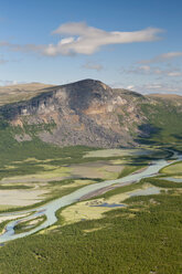 Schweden, Lappland, Rapa-Tal mit dem Delta des Flusses Rapaätno und Skierffe-Felsen von Vadvetjakka im Sarek-Nationalpark - SHF000505