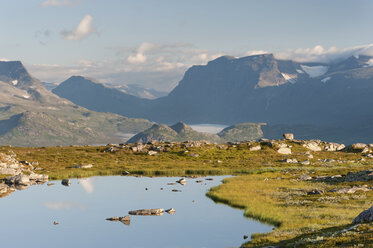 Schweden, Lappland, Sarek-Nationalpark, Blick auf einen Teich mit Bergketten im Vadvetjåkka-Nationalpark - SHF000507