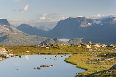 Sweden, Lapland, Sarek national Park, View of pond with mountain ranges in Vadvetjåkka National Park - SHF000507
