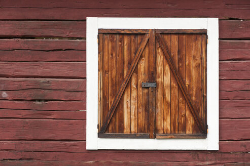 Schweden, Lappland, Ansicht einer Hütte mit geschlossenem Fenster - SHF000512