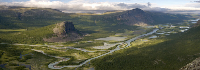 Schweden, Lappland, Blick auf den Fluss Rapa mit Nammasj und Skierffe-Felsen im Sarek-Nationalpark - SH000486