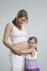 Tochter hört der schwangeren Mutter zu - RBF000441