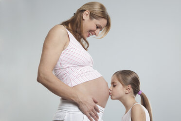 Tochter küsst auf den Bauch ihrer schwangeren Mutter - RBF000442