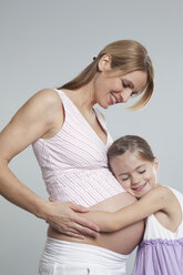 Tochter umarmt schwangere Mutter - RBF000452