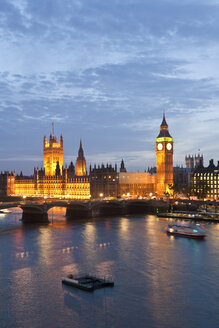 Großbritannien, England, London, Blick auf Big Ben und Westminster Bridge mit Themse - WDF000829