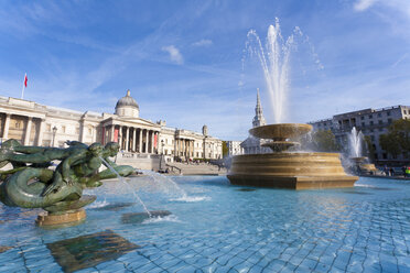Großbritannien, England, London, Trafalgar Square, Brunnen im National Gallery Museum - WDF000832