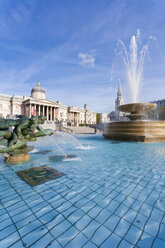Großbritannien, England, London, Trafalgar Square, Brunnen im National Gallery Museum - WDF000833