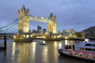 Großbritannien, England, London, Blick auf Tower Bridge und Schiff in der Themse - WDF000834