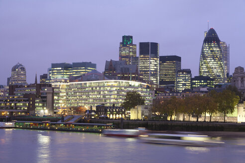 Großbritannien, England, London, Blick auf die Skyline der Stadt mit der Themse - WDF000835