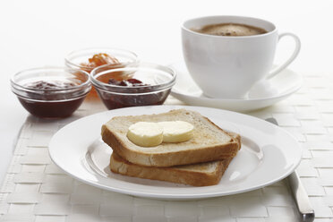 Ready breakfast on place mat, close up - CSF014064