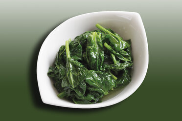 Blanched spinach leaves, close up - CSF014084