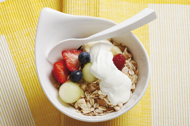 Bowl of cereal and fruits with yoghurt - CSF014088