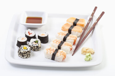 Maki sushi in square plate on white background - MAEF002800