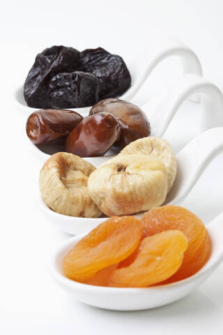 Vielzahl von getrockneten Früchten in Löffel auf weißem Hintergrund, lizenzfreies Stockfoto