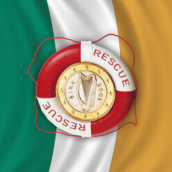 Euro-Münze im Rettungsring vor irischer Flagge, Nahaufnahme - CSF014139