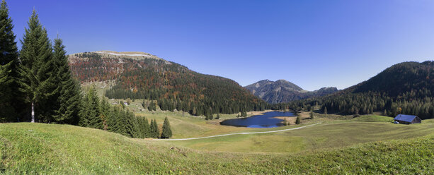 Österreich, Land Salzburg, Tennengau, Blick auf Berge mit Seewaldsee - WWF001772