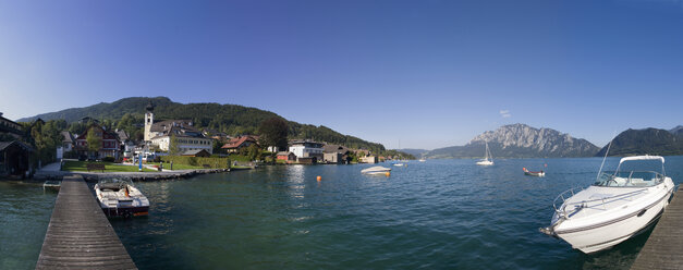 Österreich, Salzkammergut, Blick auf die Stadt Unterach und das Boot auf dem Attersee - WWF001775