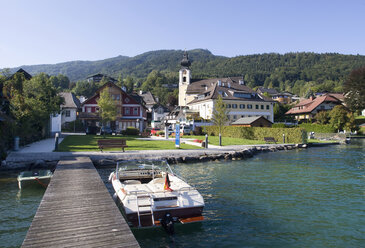 Österreich, Salzkammergut, Blick auf die Stadt Unterach und das Boot auf dem Attersee - WWF001776