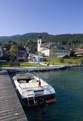 Österreich, Salzkammergut, Blick auf die Stadt Unterach und das Boot auf dem Attersee - WWF001777