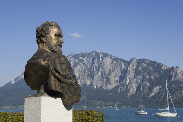 Österreich, Salzkammergut, Unterach, Statue von gustav klimt mit Attersee im Hintergrund - WWF001778