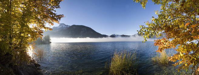 Austria, Salzkammergut, View of mondsee lake with schafberg mountains - WWF001781