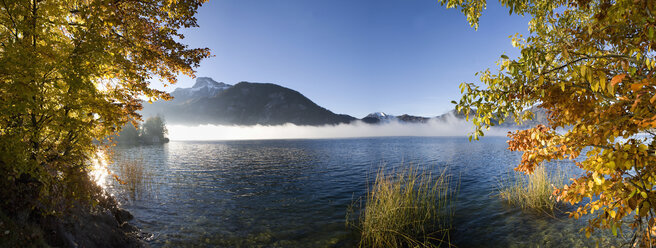 Österreich, Salzkammergut, Blick auf den Mondsee mit Schafberg - WWF001781