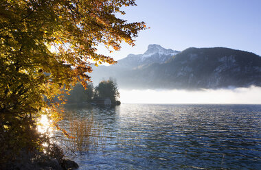 Austria, Salzkammergut, View of mondsee lake with schafberg mountains - WWF001782