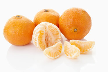 Mandarinen auf weißem Hintergrund - MAEF002898