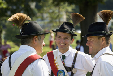 Österreich, Salzkammergut, Land Salzburg, Männer in Tracht und Hut mit Gamsbart - WWF001788