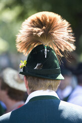 Österreich, Salzkammergut, Land Salzburg, Junger Mann in Tracht und Hut mit Gamsbart - WWF001787