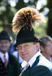 Österreich, Salzkammergut, Land Salzburg, Junger Mann in Tracht und Hut mit Gamsbart - WWF001790