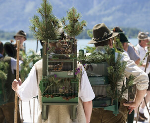 Österreich, Salzkammergut, Bad Goisem, Männer in Tracht und Vogelkäfig - WWF001793