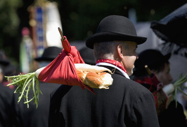 Österreich, Oberösterreich, Älterer Mann in Tracht trägt Jause - WWF001795