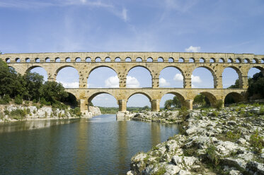 Frankreich, Remoulin, Ansicht einer römischen Aquäduktbrücke - MUF000958