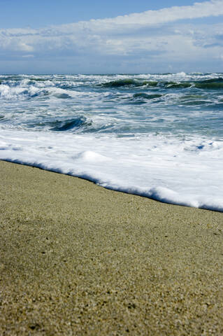Frankreich, Aude, Les Portes du Roussillion, Blick auf Strand mit Meer, lizenzfreies Stockfoto