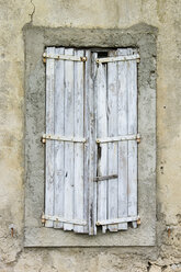 Frankreich, Aude, Carcassonne; Altes geschlossenes Fenster - MUF000967