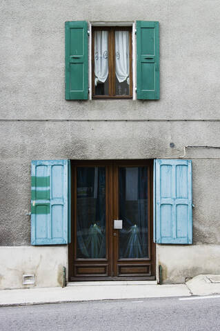 Frankreich, Saint-Barthélemy-Grozon, Ardèche, Haus mit Tür und Fenster, lizenzfreies Stockfoto