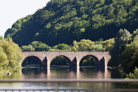 Europa, Deutschland, Rheinland-Pfalz, Blick auf die Drususbrücke über den Fluss Nahe, lizenzfreies Stockfoto