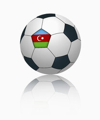 Aserbaidschanische Flagge auf Fußball, Nahaufnahme - TSF000013