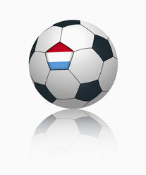 Luxemburgische Flagge auf Fußball, Nahaufnahme - TSF000037