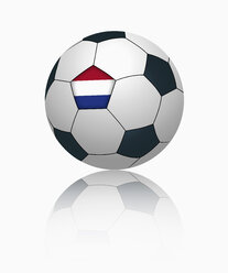 Niederländische Flagge auf Fußball, Nahaufnahme - TSF000039