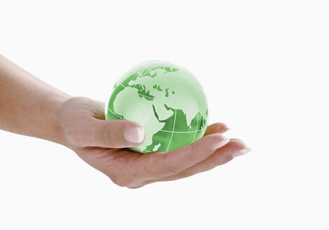 Grüner Globus in Frauenhand vor weißem Hintergrund - TSF000126