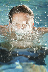 Italien, Südtirol, Mann im Schwimmbad des Hotels Urthaler - WESTF015882