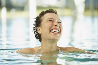 Italien, Südtirol, Frau im Schwimmbad des Hotels Urthaler, lächelnd - WESTF015874
