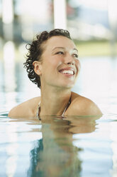 Italien, Südtirol, Frau im Schwimmbad des Hotels Urthaler, lächelnd - WESTF015873
