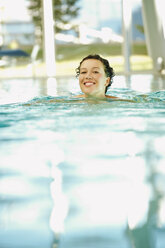 Italien, Südtirol, Frau im Schwimmbad des Hotels Urthaler, lächelnd - WESTF015872