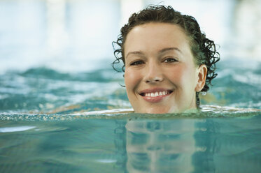 Italien, Südtirol, Frau im Schwimmbad des Hotels Urthaler, lächelnd - WESTF015871