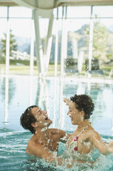 Italien, Südtirol, Pärchen genießt im Schwimmbad des Hotels Urthaler - WESTF015861