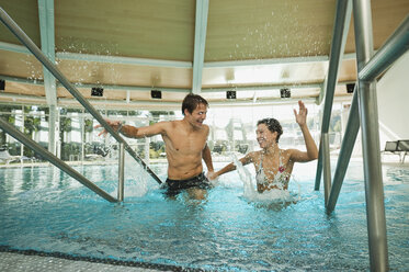 Italien, Südtirol, Pärchen im Schwimmbad des Hotels Urthaler - WESTF015856